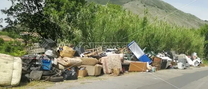 Maierà, aree pubbliche usate come discariche: scatta il sequestro