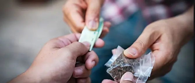 Spacciavano droga dai domiciliari, due arresti nella Locride