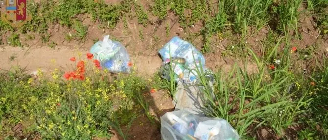 Vibo, abbandona rifiuti ma lascia le ricette mediche: multa da 600 euro