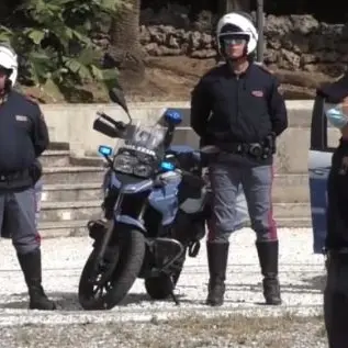 Reggio Calabria, aggrediscono un uomo e gli rubano il telefonino: arrestati