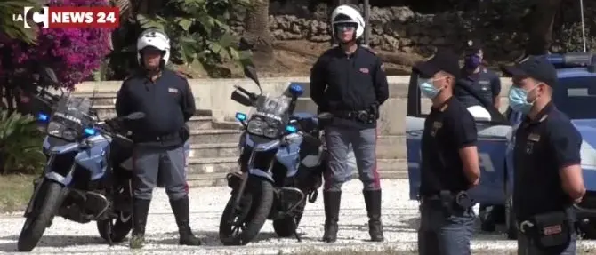 Reggio Calabria, aggrediscono un uomo e gli rubano il telefonino: arrestati