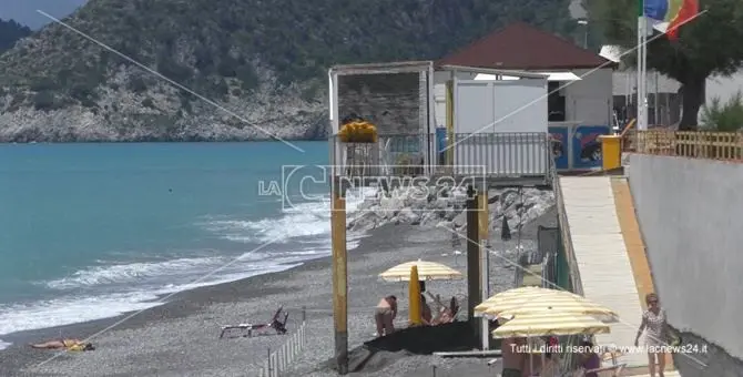 Tortora, le mareggiate cancellano la spiaggia: imprenditori balneari disperati