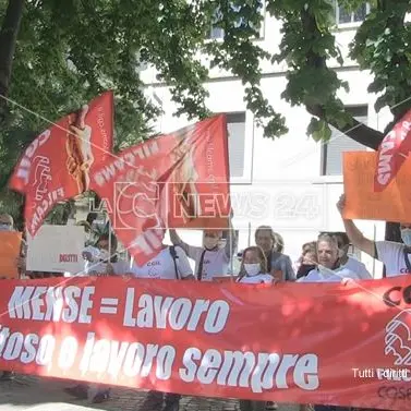 Mense scolastiche e pulizie, anche a Cosenza lavoratori in protesta