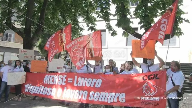 Mense scolastiche e pulizie, anche a Cosenza lavoratori in protesta