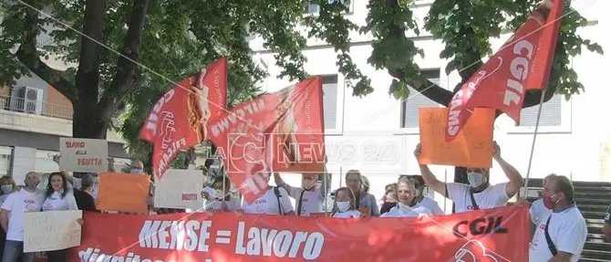 Mense scolastiche e pulizie, anche a Cosenza lavoratori in protesta