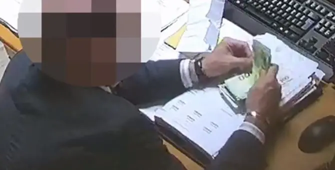 Corruzione, arrestato il commercialista Schiavone: avrebbe favorito la cosca di Guardavalle