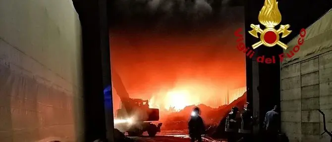 Incendi nel Catanzarese, due aziende in fiamme durante la notte