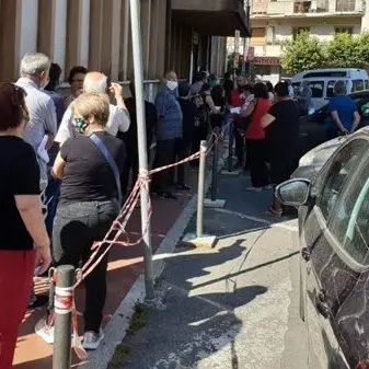 Lamezia, pazienti sotto il sole per ore in attesa di una visita: scatta l'esposto