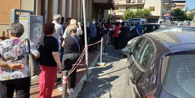 Lamezia, pazienti sotto il sole per ore in attesa di una visita: scatta l'esposto