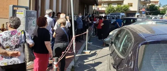 Lamezia, pazienti sotto il sole per ore in attesa di una visita: scatta l'esposto