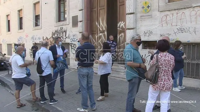 Cosenza, impiegati come oss ma pagati come ausiliari: proteste all'Asp