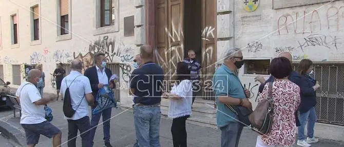 Cosenza, impiegati come oss ma pagati come ausiliari: proteste all'Asp