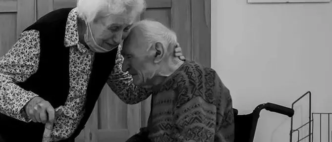 Il commovente abbraccio di due sposi centenari separati dal coronavirus