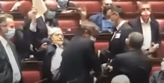 Vittorio Sgarbi espulso dalla Camera e portato via con la forza: ecco il video