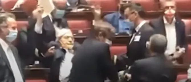 Vittorio Sgarbi espulso dalla Camera e portato via con la forza: ecco il video