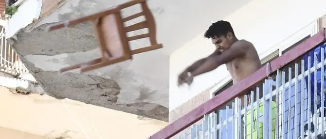 Coronavirus, tensioni a Mondragone: sassi e sedie lanciati dai balconi. Interviene l’esercito