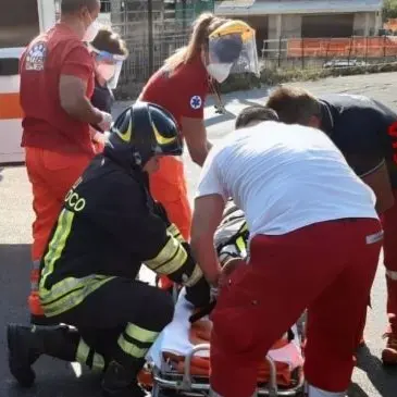 Incidente sulla 106 nel Catanzarese, un ferito nello scontro tra un’auto e un camion