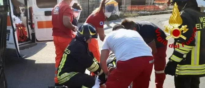 Incidente sulla 106 nel Catanzarese, un ferito nello scontro tra un’auto e un camion