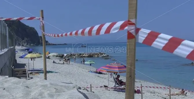 Due spiagge off limits a Capo Vaticano, la rabbia dei turisti: «Paradiso abbandonato»