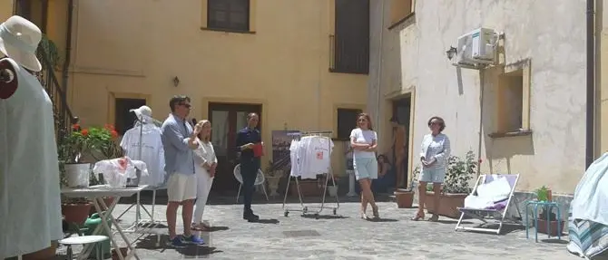 La moda abbraccia l’arte nella nuova collezione della stilista Elena Vera Stella