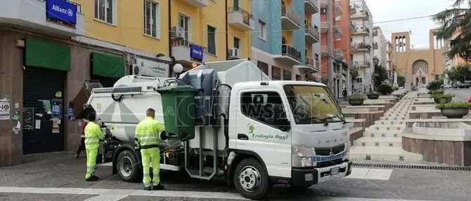 Rifiuti a Cosenza, Ecologia Oggi replica ai sindacati: «Garantiti tutti i diritti»