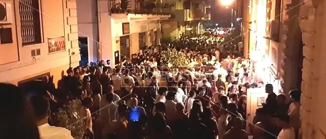 Covid? Quale Covid? A Soverato movida senza regole: a migliaia nella via dei locali notturni