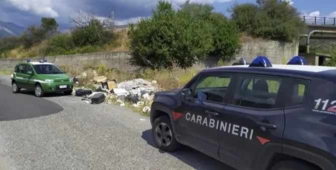 Discarica abusiva scoperta a Casignana, multate 4 persone