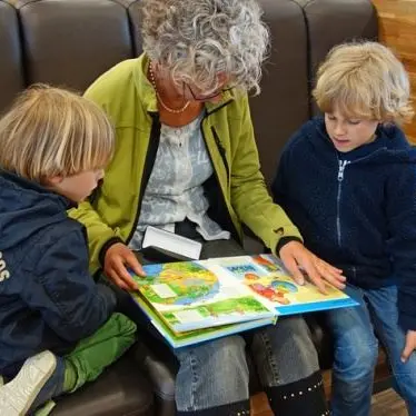 Bonus baby sitter, sì ai nonni e agli zii purché non conviventi