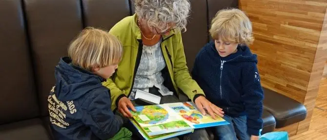 Bonus baby sitter, sì ai nonni e agli zii purché non conviventi