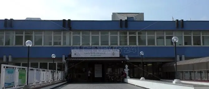 Ospedale di Lamezia, mancano mascherine. Gli infermieri: «Usiamo sempre la stessa»