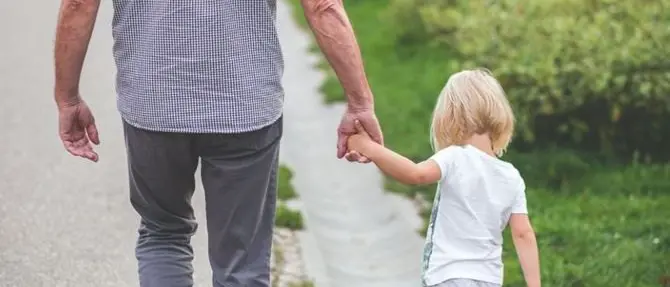 Bonus baby sitter anche ai nonni, il ministro Bonetti: «Proteggiamoli»