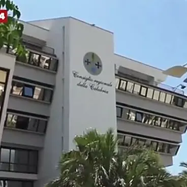 Il Consiglio fugge davanti ai problemi e proroga le scadenze su rifiuti e comunità montane