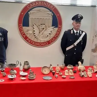 I carabinieri consegnano all'Unical 28 reperti archeologici contraffatti