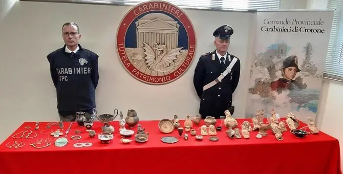 I carabinieri consegnano all'Unical 28 reperti archeologici contraffatti