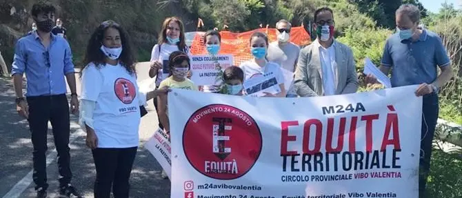 Strade pericolose a Vibo, scatta il flash mob: «Si intervenga prima che ci scappi il morto»