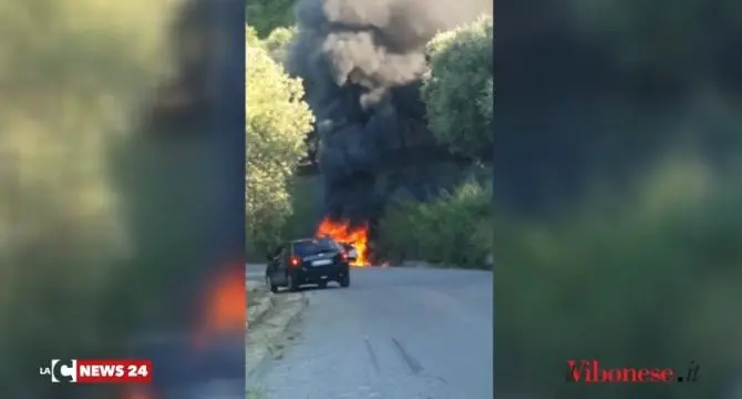 L’auto prende fuoco mentre è in marcia, paura nel Vibonese