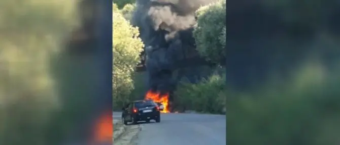 L’auto prende fuoco mentre è in marcia, paura nel Vibonese