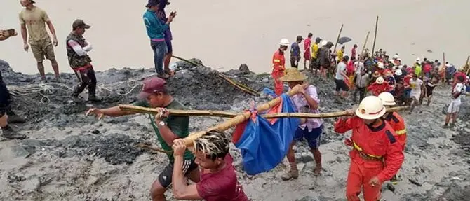 Frana in una miniera di giada: almeno 113 operai sepolti dal fango