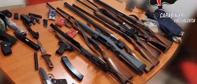 Nascondevano un arsenale in casa, arrestata una coppia alle porte di Vibo