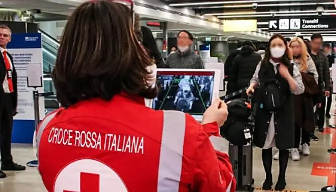 Coronavirus, tamponi a campione sui turisti in arrivo all'aeroporto di Lamezia