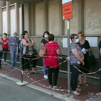 Lamezia, Distretto sociosanitario nel caos: anziani il fila per ore sotto il sole