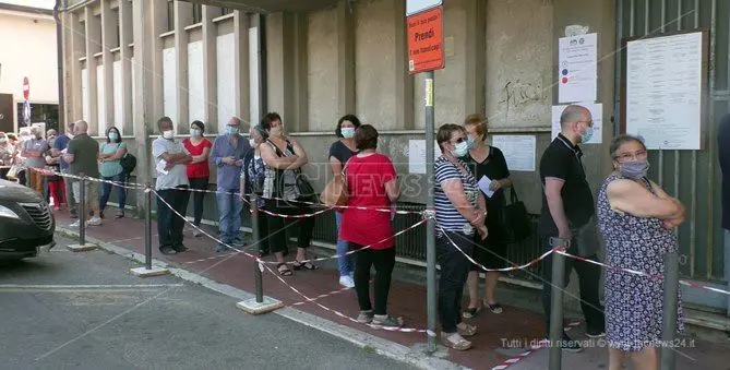 Lamezia, Distretto sociosanitario nel caos: anziani il fila per ore sotto il sole