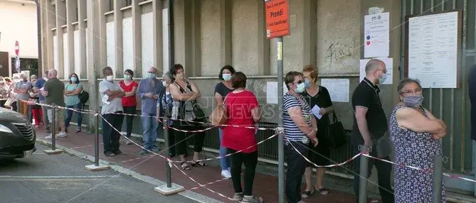Lamezia, Distretto sociosanitario nel caos: anziani il fila per ore sotto il sole