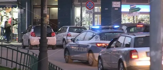 Cosenza, doppia aggressione in centro a colpi di coltello: indagini in corso