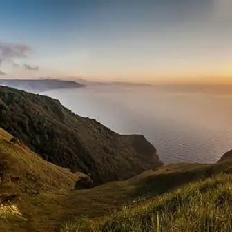 Paesaggi mozzafiato e sentieri sospesi tra mare e montagna: benvenuti nella Costa viola