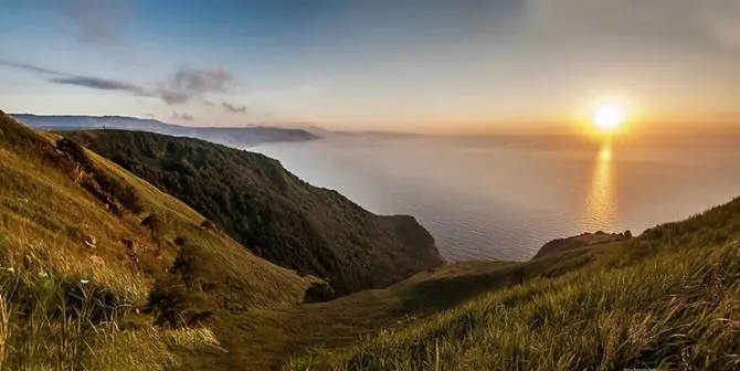 Paesaggi mozzafiato e sentieri sospesi tra mare e montagna: benvenuti nella Costa viola