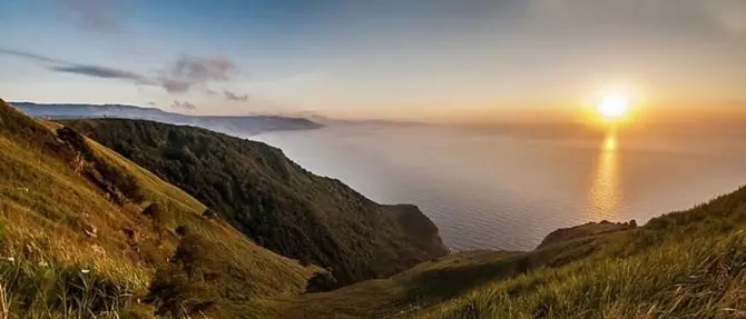 Paesaggi mozzafiato e sentieri sospesi tra mare e montagna: benvenuti nella Costa viola