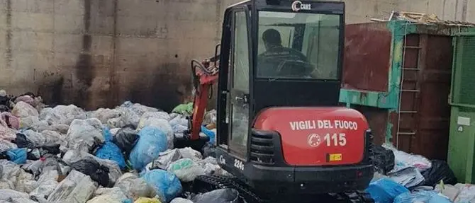 Vibo, rifiuti in fiamme minacciano deposito del centro commerciale