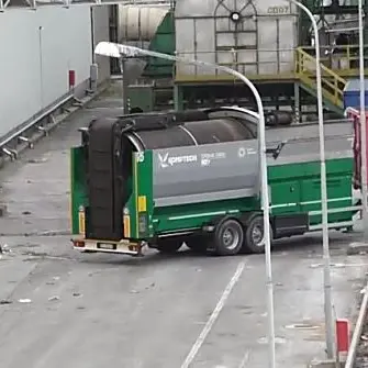 Rifiuti, Calabria in ginocchio: verso un nuovo piano per spedirli fuori regione