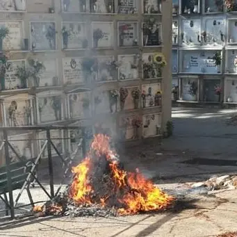 Reggio Calabria, rifiuti in fiamme nel cimitero: «Gesto indegno e inqualificabile»